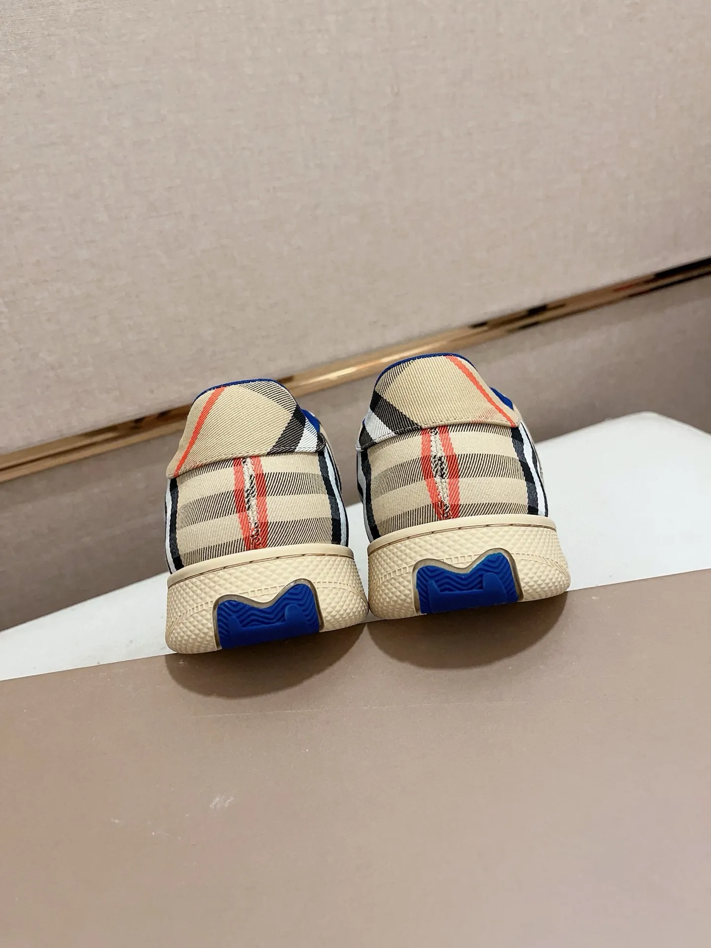 Men's shoes 💰: 560💰🇮🇹🇮🇹The counters are synchronized with Burberry's top purchasing agents🔍🔍Synchronized sales. Positive code number: 38-44. Italian imported cowhide, fully imported sheepskin lining, sole: original sole provided by the original factory, exclusive movable molded sole, super comfortable, original factory follow-up order, 🔍🔍high quality, you can enter and leave the counter at will, welcome to compare (45 yuan for customization, no return or exchange)